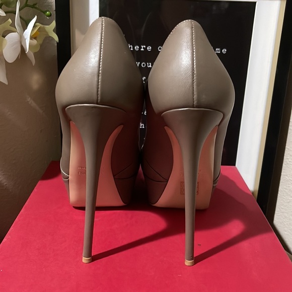 Valentino Garavani beige leather platform stilettos. SZ: 39 1/2 - Picture 5 of 10